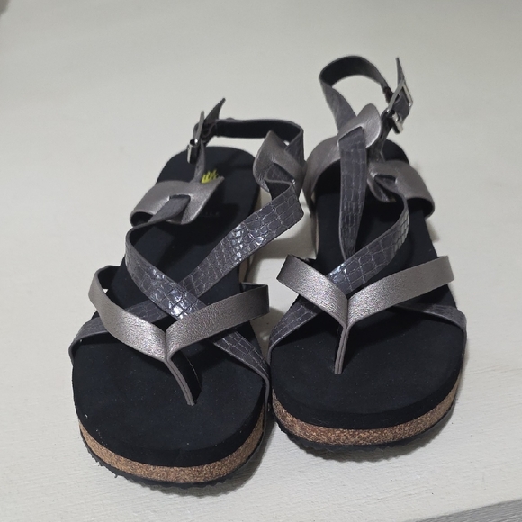 Volatile Shoes - Volatile Women's Sandals in Metallic Silver and Black